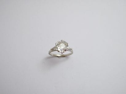SOLITARY RING in 18K (750/°°) white gold...
