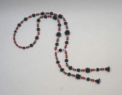 
Necklace made of alternating smooth onyx,...