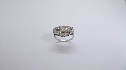 BAGUE en platine, art déco, ornée de diamants...