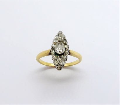 BAGUE marquise en or jaune 18K (750/°°) ornée...