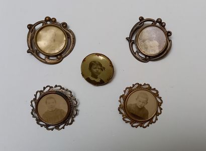 ENSEMBLE composé de 57 petites broches porte-photos...