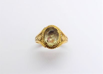BAGUE en or jaune 18K (750/°°), ornée d'une...