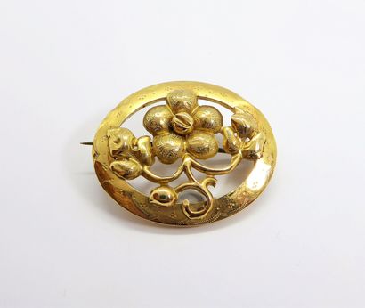 BROCHE en or jaune 18k (750/°°) à décor fleuri...