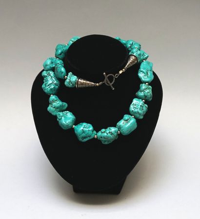 COLLIER composé de pépites de turquoise brute...