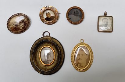 ENSEMBLE composé de 57 petites broches porte-photos...