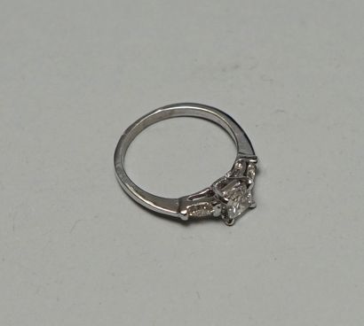18k (750/°°) white gold ring centered on...