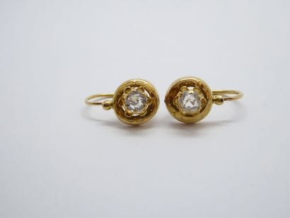 PAIRE DE DORMEUSES en or jaune 18K (750/°°),...