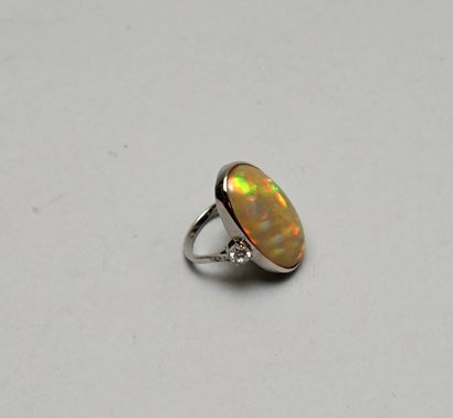 RING in 18K (750/°°) white gold set with...