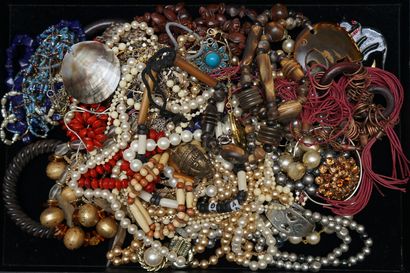 SET of various costume jewellery including...