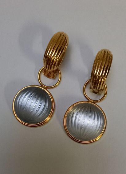 LALIQUE - PAIR OF EARRINGS in gilt metal...