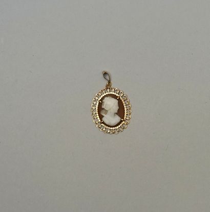 An 18k (750/°°) yellow gold pendant, the...