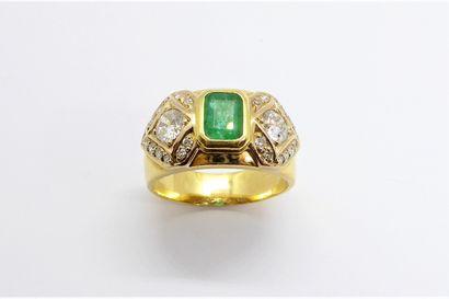 18K (750/°°) yellow gold ring, set with an...