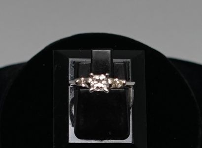 18k (750/°°) white gold ring centered on...