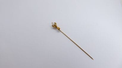 EPINGLE à cravate en or jaune 18K (750/°°)...