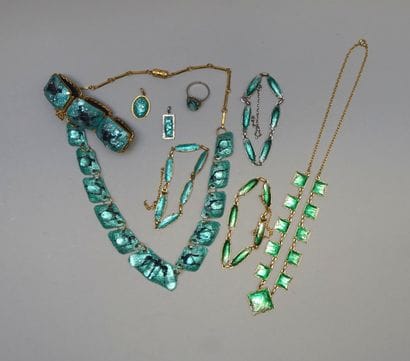 ENSEMBLE composé de 4 bracelets, une bague,...