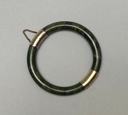 BRACELET en jade vert épinard, ouvrant, charnière...