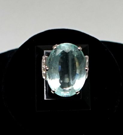 18k (750/°°) white gold ring set with a large...