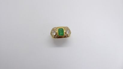 18K (750/°°) yellow gold ring, set with an...