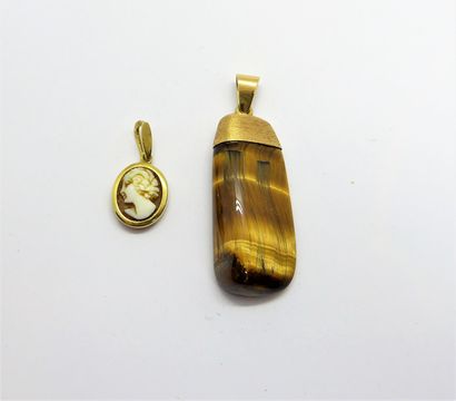 LOT of 2 pendants in 18K (750/°°) yellow...