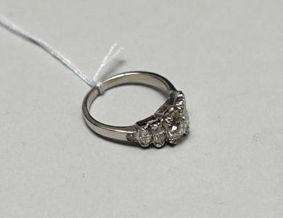 18k (750/°°) white gold ring centered on...