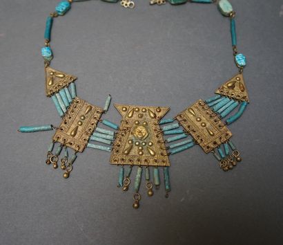 COLLIER draperie en métal doré orné de plaques...