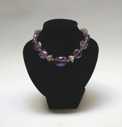 NECKLACE composed of faceted pebbles of amethyst...