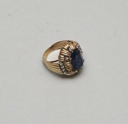 14kt (585/°°) yellow gold ring with a rectangular...