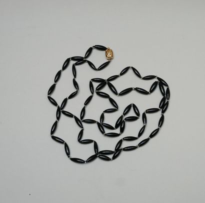SAUTOIR composé de perles d'onyx en ogive...