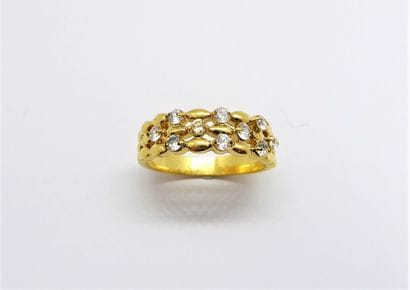 RING in 18K (750/°°) yellow gold, caviar...