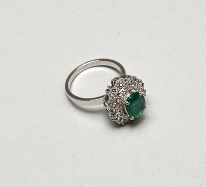 18k (750/°°) white gold ring centered on...