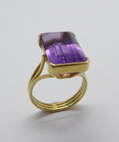 A 18K (750) yellow gold ring, set with an...