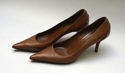 GUCCI - Pair of pumps in camel leather, decorated...