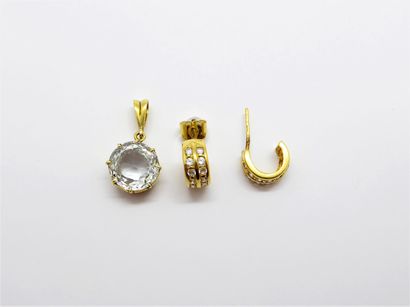 PAIR OF ½ CREOLES in 18K (750/°°°) yellow...