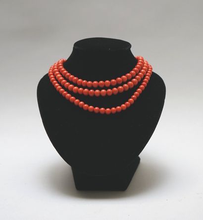 NECKLACE made of 3 rows of almost round smooth...