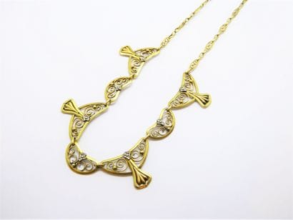 COLLIER en or jaune 18K (750/°°) draperie...