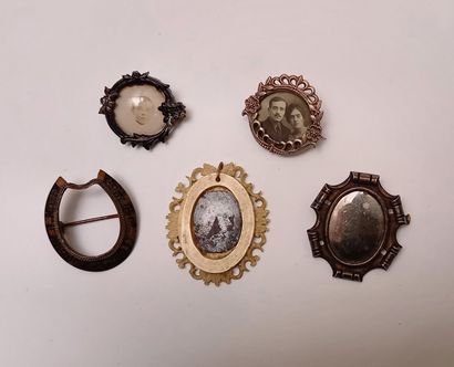 ENSEMBLE composé de 57 petites broches porte-photos...