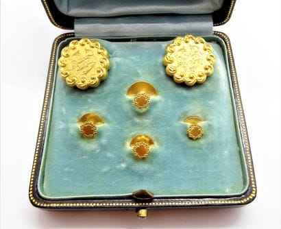 ENSEMBLE DE BOUTONS DE COLS en or jaune 18K...