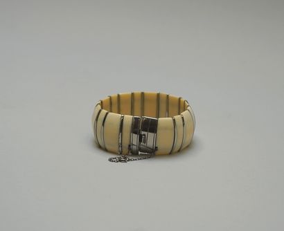 BRACELET jonc large articulé formé de plaquettes...