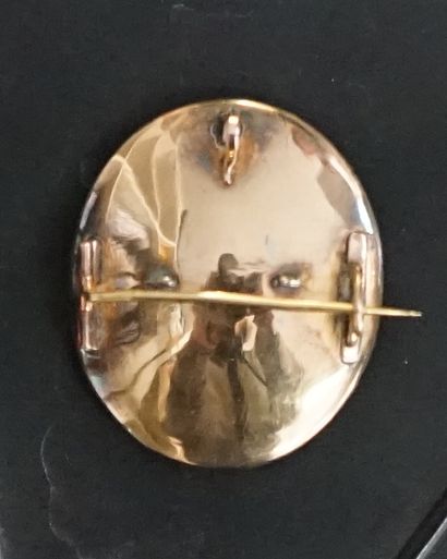 BROCHE ovale à monture en or 18k (750/°°)...