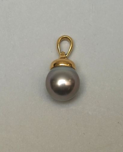 18k (750/°°) yellow gold pendant holding...