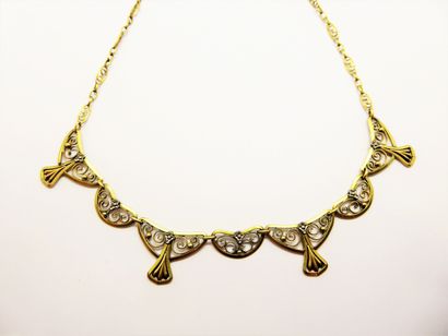 COLLIER en or jaune 18K (750/°°) draperie...