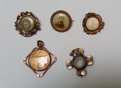ENSEMBLE composé de 57 petites broches porte-photos...