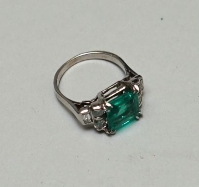 18k (750/°°) white gold ring centered on...