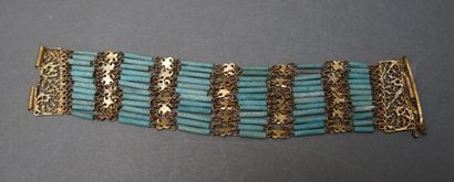 BRACELET manchette souple en métal doré composé...
