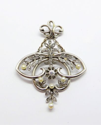 PENDENTIF ART NOUVEAU en platine stylisant...