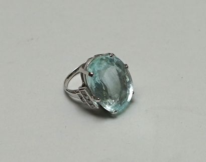 18k (750/°°) white gold ring set with a large...