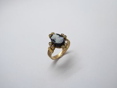 BAGUE en or jaune 18K (750/°°), camée sur...