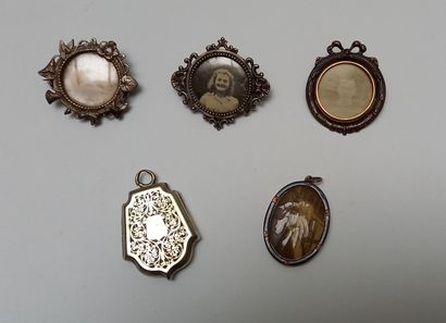 ENSEMBLE composé de 57 petites broches porte-photos...