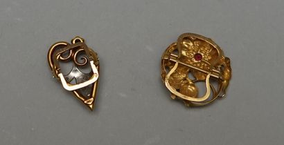 SET of two 18k (750/°°) yellow gold necklace...