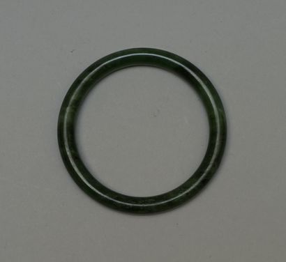 BRACELET jonc en jade vert épinard. D. intérieur:...